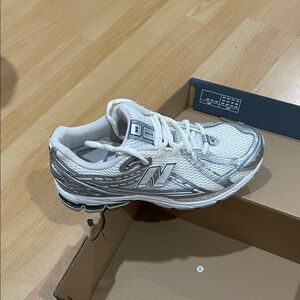 NEW BALANCE 1906R “SILVER METALLIC CREM”